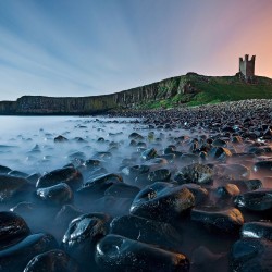 Ceata. Rasarit in Castelul Dunstanburgh - fototapet vlies