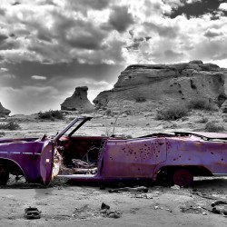 Cadillac roz in desert - fototapet vlies