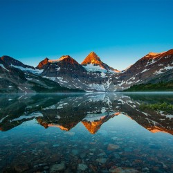 Peisaj de munte in Lacul Magog din Canada - fototapet vlies